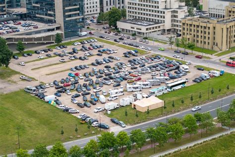 Teminė nuotrauka su automobilių stovėjimo aikštelėmis prie Litexpo