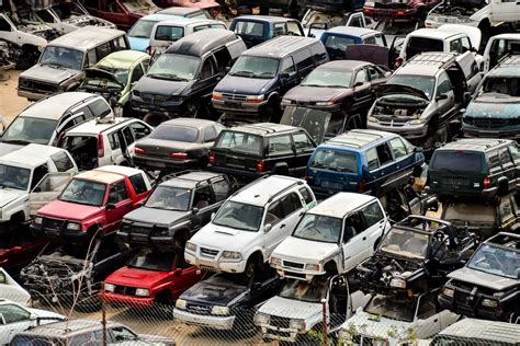 Modernus automobilių parkas su įvairiomis transporto priemonėmis