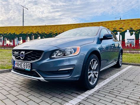 Teminis Volvo automobilio ir autodalių sandėlio nuotrauka