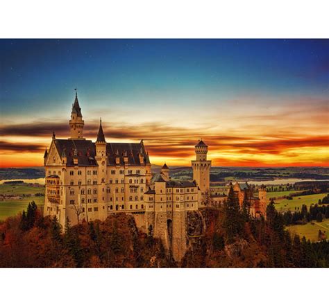 panoraminis vaizdas į Neuschwanstein pilį tarp kalnų