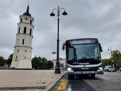 Nuotrauka su senoviniais „Chevrolet“ ar „Ford“ autobusais Vilniaus gatvėse
