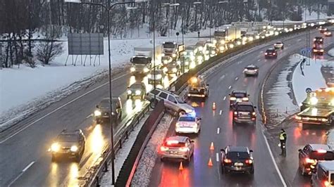 Nuotrauka automobilio, užvažiavusio ant atitvarų prie Muravos sankryžos