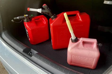 Degalų kanistrai automobilyje