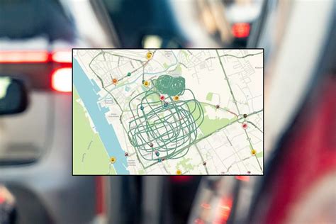 schema, vaizduojanti GPS signalo priėmimą automobilyje ir automatinį laiko atnaujinimą
