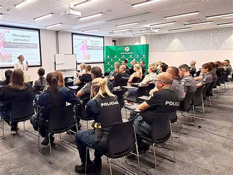 Kauno gatvė su policijos pareigūnais ir sulaikytu automobiliu