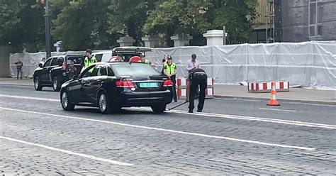 Įspūdinga automobilių gaudynių scena Paryžiaus gatvėse