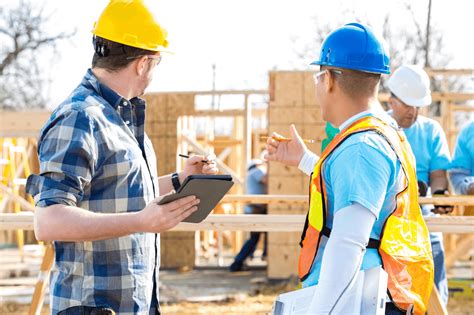 Schema, iliustruojanti statybos projektų valdymo ciklą nuo pradžios iki pabaigos.