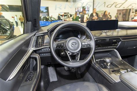 Mazda CX-80 interjero nuotrauka su trimis sėdynių eilėmis