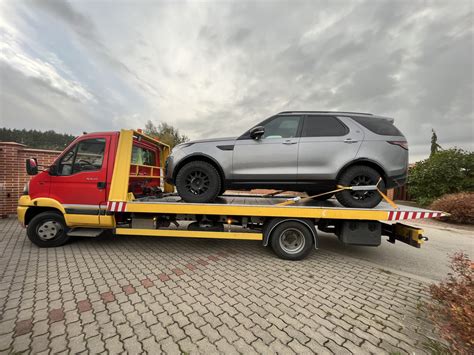Teminis automobilio nuotrauka kelyje