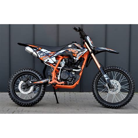 Motociklas su sumontuotu vairo stabilizatoriumi