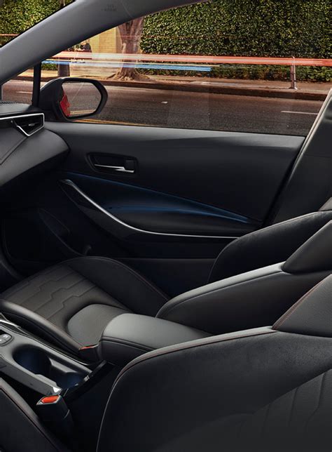 Toyota automobilių spalvų paletės pristatymas su įvairiais atspalviais