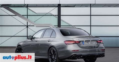 Vizualizacija: Šiuolaikiškas Mercedes-Benz E klasės W213 sedano priekinės dalies dizainas, pabrėžiantis naujoviškus priekinius žibintus ir groteles.