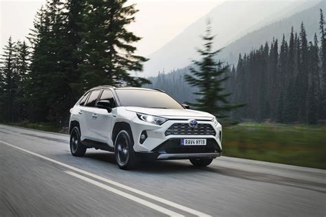 Pirmosios kartos Toyota RAV4, pristatytas Ženevos automobilių parodoje