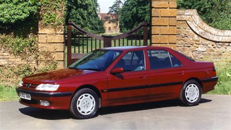 Nuotrauka, iliustruojanti Peugeot 605 variklio skyrių su galimai matomomis problemos vietomis.