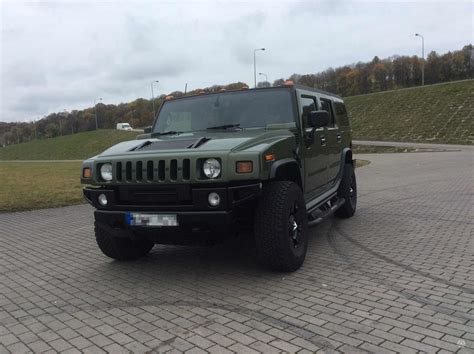 Džordanos Butkutės ir Elegijaus Strasevičiaus „Hummer H2“ visureigis, ryškiai raudonas