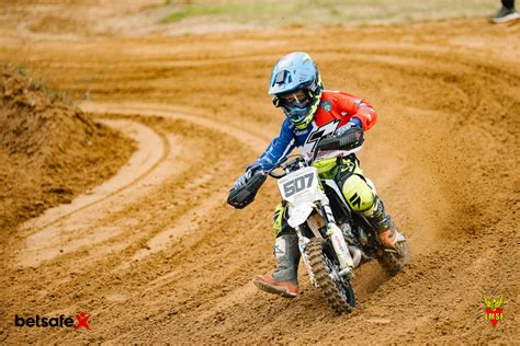 vaikai treniruojasi motokroso trasoje