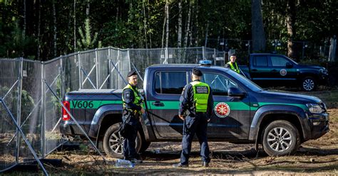Teminė nuotrauka: policijos pareigūnai ir egzaminuojamasis prie 