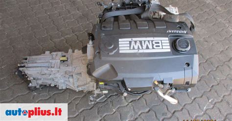 Mechanikas atliekantis BMW variklio patikrą servise