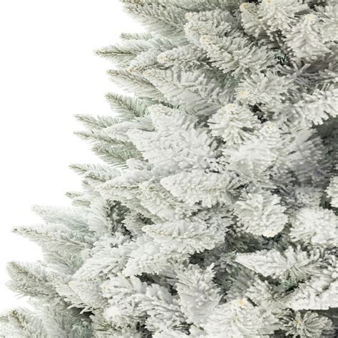 Detalė, rodanti dirbtinės eglutės šakų tankumą ir natūralią spalvą