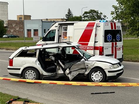 Greitosios pagalbos automobilio ir „VW Passat“ susidūrimo vietos nuotrauka