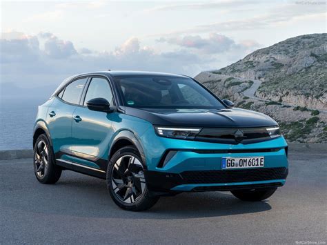 Automechanikas atliekantis kompiuterinę diagnostiką Opel Mokka automobiliui