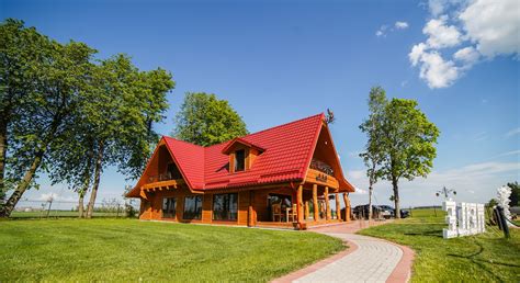 Panoraminis Daugų ežero vaizdas su kaimo turizmo sodyba pakrantėje