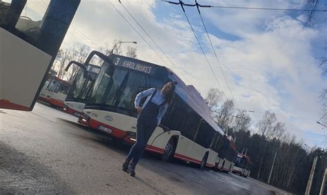 troleibuso vairuotoja Simona Januš sėdinti prie vairo, šypsosi.