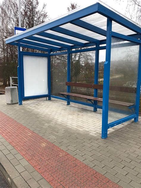 Vilniaus gatvė su stovinčiais automobiliais prie autobusų stotelės, sukelianti eismo trikdžius.