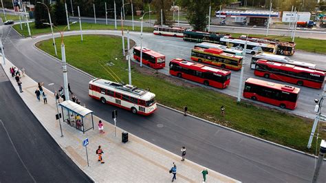 Senesnis troleibusas miesto gatvėje.