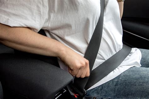 Nuotrauka su integruota RV sėdyne ir saugos diržų sistema