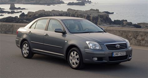 Toyota Avensis sedano ir hečbeko modelių palyginimas
