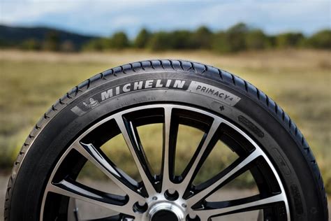 Nuotrauka, vaizduojanti Michelin Primacy 4 padangą su detaliu protektoriaus rašto vaizdu.
