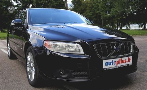 nuotrauka su „Volvo V70“ markės automobiliu