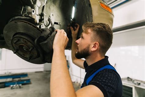 iliustracija, vaizduojanti automobilį ant keltuvo remonto dirbtuvėse