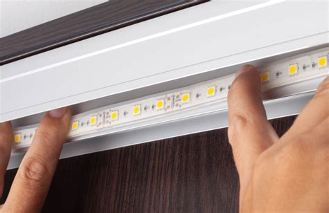 Nuotrauka, demonstruojanti skirtingus LED juostų panaudojimo variantus automobilių salonuose: apšviesta kojų zona, bagažinė, durelių nišos.