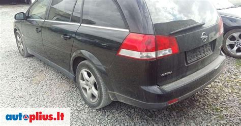 Nuotrauka su Opel Vectra automobiliu, kurio prietaisų skydelyje matosi radijo ekranas su užrašu SAFE arba LOCKED