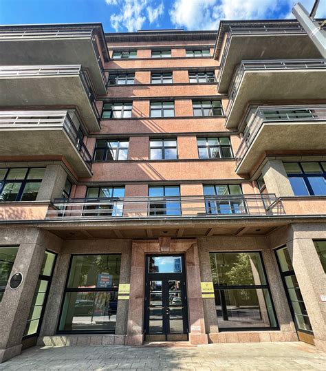 Infografika, vaizduojanti augantį įmonių ieškinių vadovams skaičių ir vidutinę ieškinių sumą per pastaruosius metus.