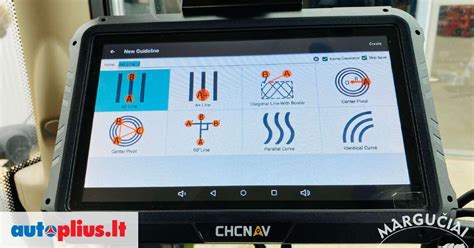 Infografika, rodanti automatinio vairavimo sistemos komponentus: GPS anteną, valdymo terminalą ir hidraulinį vairavimo bloką.