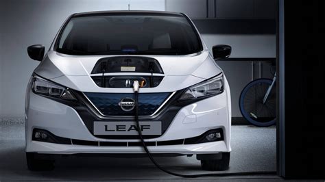 Nissan Leaf elektromobilis slalomo rungtyje žiemos varžybose