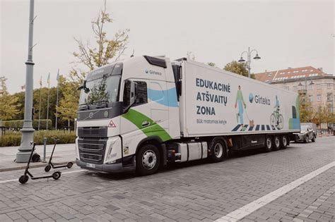 Iliustracija, rodanti sunkvežimio akląsias zonas ir rekomenduojamą saugų atstumą lengviesiems automobiliams.