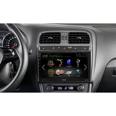 Tematinė nuotrauka: šiuolaikinė automobilio multimedijos sistema su navigacija