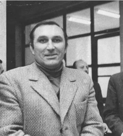 Archyvinė nuotrauka, vaizduojanti sovietinio mėsos kombinato gamybinį cechą su darbininkais