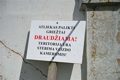 Techninė schema: konteinerio nukėlimas nuo šasi konteineriniu krautuvu