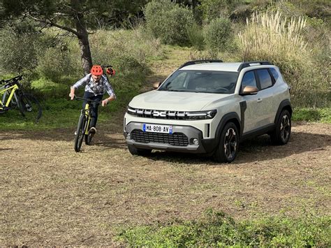 Teminis Subaru Crosstrek trečios kartos nuotrauka kalnuotame ar bekelės peizaže