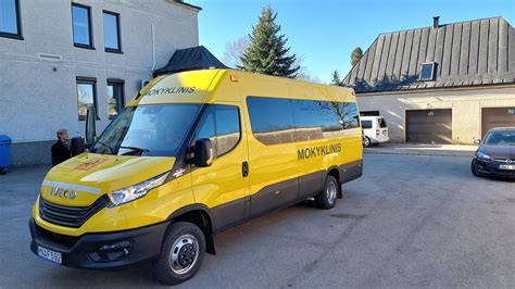 Teminė nuotrauka: mokyklinis mikroautobusas, vežantis vaikus