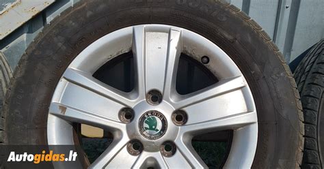 Skoda Octavia automobilis su R15 ratlankiais, galbūt žiemos komplektas