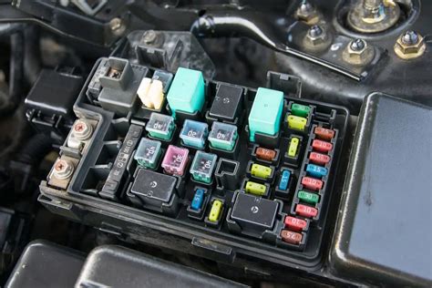 infografika: kaip tinkamai ištraukti ir patikrinti automobilinį saugiklį