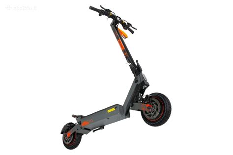 Elektrinis paspirtukas po susidūrimo su automobiliu sankryžoje