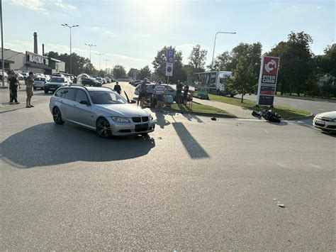 Stipriai apgadintas automobilis po avarijos dideliu greičiu