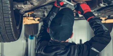 Tematinė nuotrauka: mechanikas tikrina vairo kolonėlę